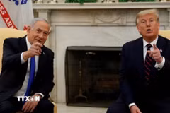 Tổng thống Mỹ Donald Trump (phải) và Thủ tướng Israel Benjamin Netanyahu tại cuộc họp báo ở Nhà Trắng ngày 4/2. (Ảnh: IRNA/TTXVN)