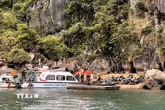 Lực lượng chức năng tỉnh Quảng Ninh kiểm tra hệ thống lồng bè nuôi trồng thủy sản trái phép trên Vịnh Hạ Long. (Ảnh: TTXVN phát)
