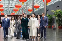 Hai phu nhân cùng nhau thăm Nhà hát lớn quốc gia Trung Quốc và có cuộc giao lưu, chia sẻ thân tình, cởi mở về các trải nghiệm thực tế cũng như việc giao lưu, phát triển văn hóa giữa hai nước. (Ảnh: TTXVN)