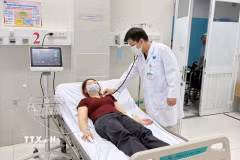 Bác sỹ Bệnh viện Đa khoa Bình Chánh điều trị cho các nạn nhân nghi phản vệ do thức ăn, theo dõi ngộ độc thực phẩm. (Ảnh: TTXVN phát)