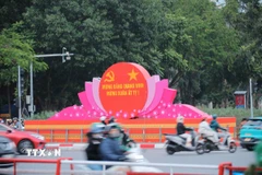Các panô, áp phích tuyên truyền, cổ động cho chào mừng 95 năm Ngày Thành lập Đảng Cộng sản Việt Nam. (Ảnh: Hoàng Hiếu/TTXVN)