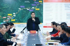 Thủ tướng Phạm Minh Chính làm việc với các nhà thầu, đơn vị thi công dự án cao tốc cửa khẩu Hữu Nghị-Chi Lăng. (Ảnh: Dương Giang/TTXVN)