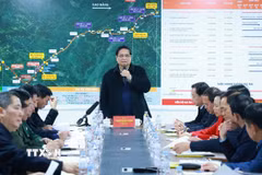 Thủ tướng Phạm Minh Chính làm việc với các nhà thầu, đơn vị thi công dự án cao tốc cửa khẩu Hữu Nghị-Chi Lăng. (Ảnh: Dương Giang/TTXVN)