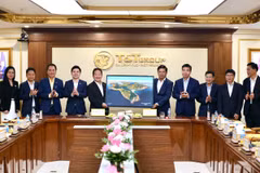 Đại diện lãnh đạo tỉnh Đắk Lắk trao quà lưu niệm tới Ban lãnh đạo Tập đoàn T&T Group. (Ảnh: T&T Group)