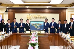 Đại diện lãnh đạo tỉnh Đắk Lắk trao quà lưu niệm tới Ban lãnh đạo Tập đoàn T&T Group. (Ảnh: T&T Group)