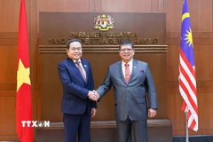 Chủ tịch Hạ viện Malaysia Tan Sri Dato' Johari bin Abdul đón Chủ tịch Quốc hội Trần Thanh Mẫn. (Ảnh: Doãn Tấn/TTXVN)