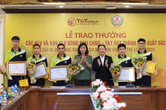 Ông Đỗ Quang Hiển, Nhà sáng lập, Chủ tịch Điều hành Tập đoàn T&T Group, và Đại tá Nguyễn Thị Thúy Thanh, Phó Cục trưởng Cục Công tác Đảng và công tác chính trị (Bộ Công an), Phó Chủ tịch kiêm Tổng thư ký Hiệp hội Thể thao Công an Nhân dân Việt Nam, trao thưởng cho các Vận động viên xuất sắc giành Huy chương Vàng. (Nguồn: T&T Group)