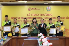 Ông Đỗ Quang Hiển, Nhà sáng lập, Chủ tịch Điều hành Tập đoàn T&T Group, và Đại tá Nguyễn Thị Thúy Thanh, Phó Cục trưởng Cục Công tác Đảng và công tác chính trị (Bộ Công an), Phó Chủ tịch kiêm Tổng thư ký Hiệp hội Thể thao Công an Nhân dân Việt Nam, trao thưởng cho các Vận động viên xuất sắc giành Huy chương Vàng. (Nguồn: T&T Group)