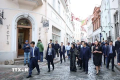 Thủ tướng Phạm Minh Chính cùng Phu nhân tham quan không gian, kiến trúc, lịch sử khu phố cổ Tallinn. (Ảnh: Dương Giang/TTXVN)