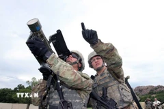 Trong ảnh: Binh sĩ Mỹ sử dụng tên lửa vác vai Stinger nhằm vào một mục tiêu giả định. (Nguồn: Quân đội Mỹ/TTXVN)