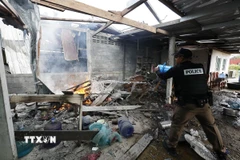 Một ngôi nhà ở tỉnh Surin, Thái Lan bị phá hủy do trúng đạn pháo trong xung đột biên giới với Campuchia. (Ảnh: THX/TTXVN)