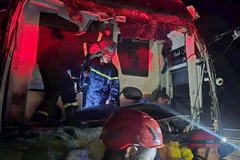 Lực lượng Cảnh sát phòng cháy chữa cháy và cứu nạn cứu hộ giải cứu các nạn nhân mắc kẹt trong xe khách. (Nguồn: Báo Đà Nẵng)