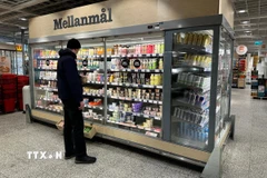 Người tiêu dùng mua sắm tại siêu thị ở Stockholm, Thụy Điển. (Ảnh: THX/TTXVN)