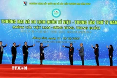 Đại biểu bấm nút khai mạc Hội chợ. (Ảnh: Văn Đức/TTXVN)