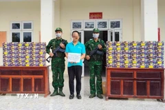 Đối tượng N.Đ.H và tang vật. (Ảnh: Đậu Tất Thành/TTXVN)