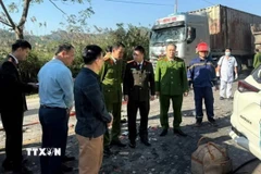 Lãnh đạo Công an tỉnh Lạng Sơn trực tiếp chỉ đạo công tác điều tra làm rõ nguyên nhân vụ tai nạn tại hiện trường. (Ảnh: TTXVN phát)