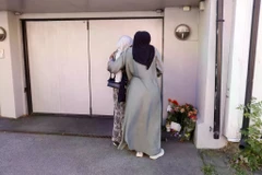 Người dân đặt hoa tưởng niệm chị Tamima Nibras Juhar. (Nguồn: Aftenposten)