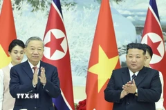 Tổng Bí thư Tô Lâm và Tổng Bí thư, Chủ tịch Quốc vụ Triều Tiên Kim Jong Un tại Tiệc chiêu đãi. (Ảnh: Thống Nhất/TTXVN)
