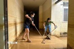 Người dân phường Phan Đình Phùng, thành phố Thái Nguyên dọn vệ sinh nhà cửa ngay khi nước lũ rút. (Ảnh: Hoàng Nguyên/TTXVN)