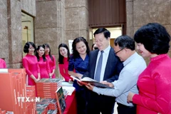 Phó Thủ tướng Chính phủ Mai Văn Chính, tham quan trưng bày sách ảnh "A80: Tổ quốc trong tim" do Nhà xuất bản Thông tấn - Thông tấn xã Việt Nam biên soạn, xuất bản. (Ảnh: Phương Hoa/TTXVN)