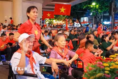 Khu vực ưu tiên được dành cho các cựu chiến binh, người già và trẻ em trên tuyến phố Tràng Tiền. (Ảnh: Khánh Hòa/TTXVN)