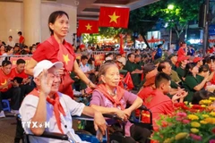 Khu vực ưu tiên xem diễu binh, diễu hành được dành cho các cựu chiến binh, người già và trẻ em trên tuyến phố Tràng Tiền. (Ảnh: Khánh Hòa/TTXVN)