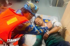 Cán bộ quân y Hải đội Biên phòng 2 tiến hành cấp cứu nạn nhân. (Ảnh: TTXVN phát)