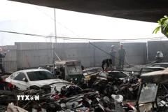 Lực lượng chức năng tiếp cận hiện trường. (Ảnh: Vũ Quang/TTXVN)