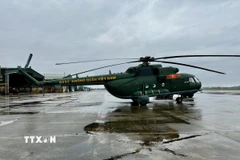 Trực thăng của Trung đoàn Không quân 930 (Sư đoàn Không quân 372) chuẩn bị cất cánh vận chuyển hàng cứu trợ đến cho người dân đang bị nước lũ bao vây cô lập tại các tỉnh Nam Trung Bộ. (Ảnh: Trần Lê Lâm/TTXVN)