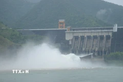 Thủy điện Sơn La mở 1 cửa xả đáy. (Ảnh: Quang Quyết/TTXVN)