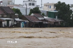 Nước lũ uy hiếp khu dân cư Khánh Hòa. (Ảnh: Nguyễn Thành/TTXVN)
