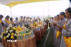 Các Phật tử thực hiện nghi lễ cầu siêu cho anh linh các Anh hùng liệt sỹ hai nước Việt Nam-Lào. (Ảnh: Đỗ Bá Thành/TTXVN)