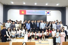 Các đại biểu và khách mời chụp ảnh lưu niệm tại buổi lễ. (Ảnh: Đức Thắng/TTXVN)