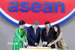 Tổng Bí thư Tô Lâm và Phu nhân cùng Tổng Thư ký ASEAN Kao Kim Hourn và Phu nhân cắt bánh chào mừng 30 năm Ngày Việt Nam gia nhập ASEAN (Indonesia, 10/3/2025). (Ảnh: Thống Nhất/TTXVN)