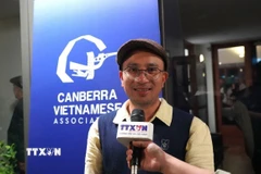 Ông Harry Hoàng - Chủ tịch Hội người Việt tại thủ đô Canberra - và là người được Toàn quyền Australia tặng Huân chương Danh dự Australia (OAM) trả lời phỏng vấn của phóng viên TTXVN tại Australia. (Ảnh: Lê Đạt/TTXVN)
