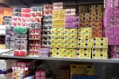 Số lượng lớn mỹ phẩm không rõ nguồn gốc bị lực lượng chức năng tạm giữ. (Ảnh: TTXVN phát)