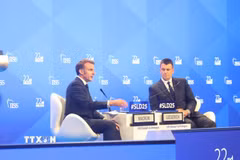 Tổng thống Pháp Emmanuel Macron trao đổi trực tiếp về quan điểm liên quan đến các vấn đề an ninh đang nổi lên. (Ảnh: Tất Đạt/TTXVN)
