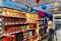 Khách chọn mua hàng tại siêu thị Co.op Nguyễn Đình Chiểu, Thành phố Hồ Chí Minh. (Ảnh: Mỹ Phương/TTXVN)