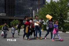 Người nhập cư tại McAllen, bang Texas, Mỹ. (Ảnh: AFP/TTXVN)
