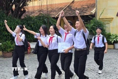 Các thí sinh tại điểm thi trường Trung học Phổ thông Châu Văn Liêm (quận Ninh Kiều) sau khi kết thúc môn thi Toán. (Ảnh: Ánh Tuyết/TTXVN)
