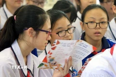 Lớp dạy kỹ năng chống tin giả tại trường Trung học cơ sở Ngô Quyền (Hải Phòng) do Đoàn Thanh niên TTXVN tổ chức. (Ảnh: TTXVN)