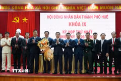 Tặng hoa chúc mừng Chủ tịch, các Phó Chủ tịch, Ủy viên UBND thành phố Huế nhiệm kỳ 2026-2031. (Ảnh: Nguyên Lý/TTXVN)