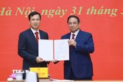 Thủ tướng Phạm Minh Chính trao Quyết định điều động, bổ nhiệm ông Bùi Thế Duy - Ủy viên dự khuyết Ban Chấp hành Trung ương Đảng, Phó chủ tịch Viện hàn lâm Khoa học và Công nghệ Việt Nam - giữ chức Giám đốc Đại học Quốc gia Hà Nội. (Ảnh: Dương Giang/TTXVN)