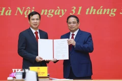 Thủ tướng Phạm Minh Chính trao Quyết định điều động, bổ nhiệm ông Bùi Thế Duy - Ủy viên dự khuyết Ban Chấp hành Trung ương Đảng, Phó chủ tịch Viện hàn lâm Khoa học và Công nghệ Việt Nam - giữ chức Giám đốc Đại học Quốc gia Hà Nội. (Ảnh: Dương Giang/TTXVN)