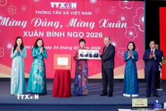 Tổng giám đốc TTXVN Vũ Việt Trang tặng Tổng Bí thư Tô Lâm cuốn sách ảnh do phóng viên Ban biên tập Ảnh thực hiện. (Ảnh: Thống Nhất/TTXVN)