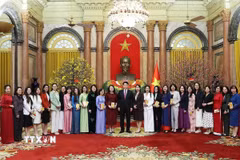 Chủ tịch nước Lương Cường chúc Tết cán bộ, công chức, viên chức, người lao động Văn phòng Chủ tịch nước. (Ảnh: Lâm Khánh/TTXVN)