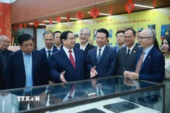 Thủ tướng Phạm Minh Chính tham quan không gian trưng bày kết quả nghiên cứu về khoa học-xã hội tại Viện Hàn lâm Khoa học và Xã hội Việt Nam. (Ảnh: Dương Giang/TTXVN)