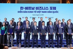 Tổng Bí thư Tô Lâm và Thủ tướng Hàn Quốc Kim Min Seok chứng kiến các đơn vị, doanh nghiệp trao thỏa thuận hợp tác. (Ảnh: Thống Nhất/TTXVN)