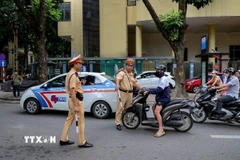 Học sinh điều khiển xe môtô không biển kiểm soát bị Cảnh sát Giao thông phát hiện, xử lý. (Ảnh: Quốc Lũy/TTXVN)