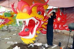 Các mô hình đèn Trung Thu khổng lồ dần được hoàn thiện để trình diễn trong Lễ hội Thành Tuyên năm 2025. (Ảnh: Quang Cường/TTXVN)